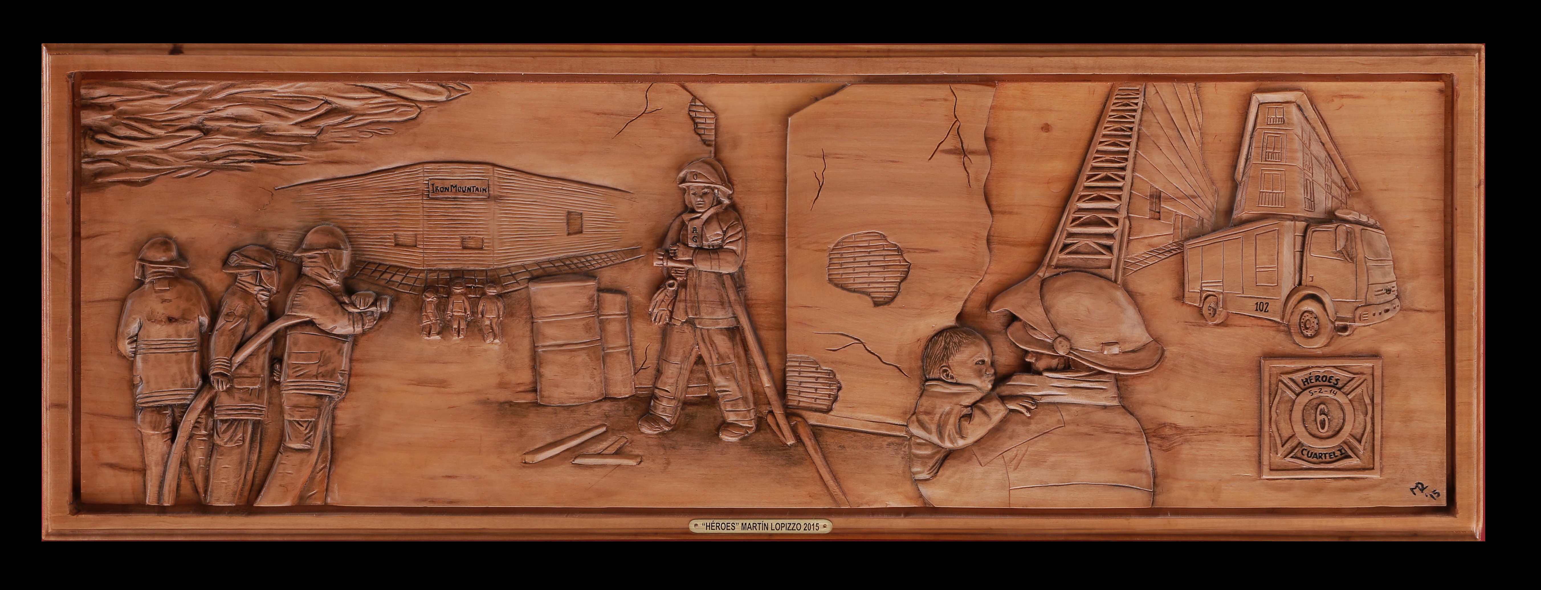 Mural escultórico 'Héroes' tallado en madera de lenga, 100x50cm